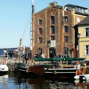 Alter Hafenspeicher 3*